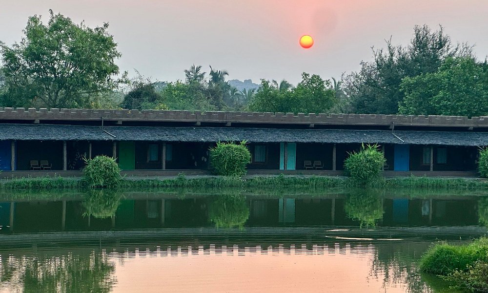 Hampi's Feathers Resort