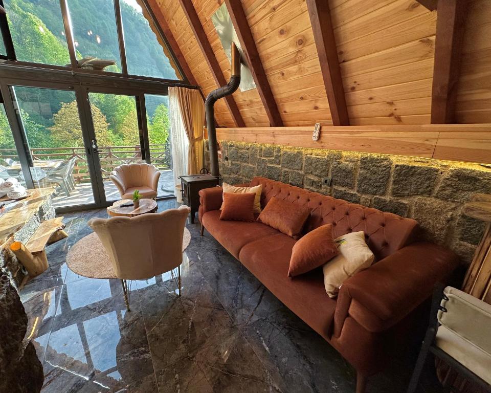Waterfall suit bungalov