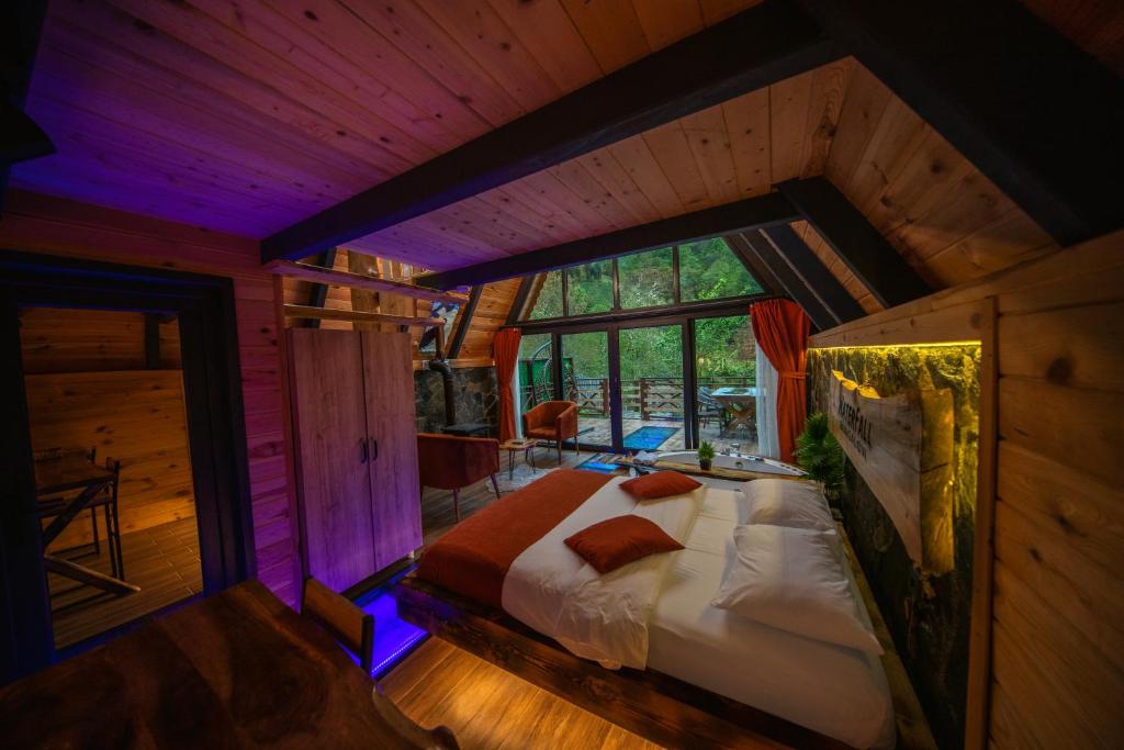 Waterfall suit bungalov