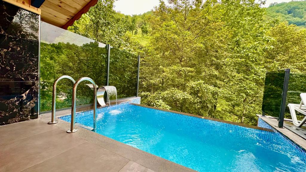 Waterfall suit bungalov