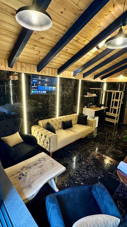 Waterfall suit bungalov