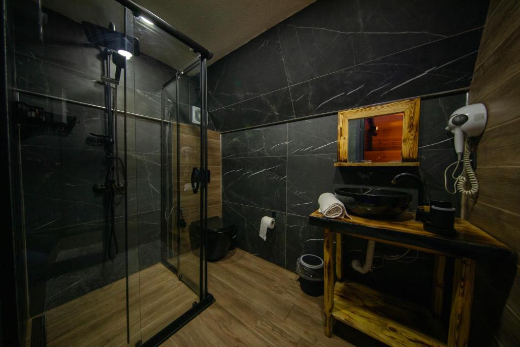 Waterfall suit bungalov