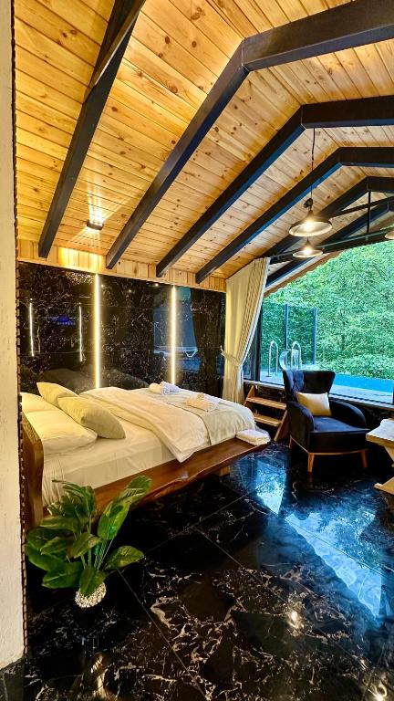 Waterfall suit bungalov