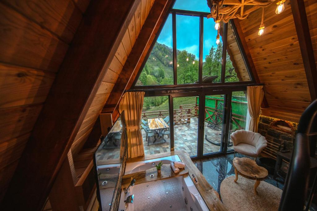 Waterfall suit bungalov