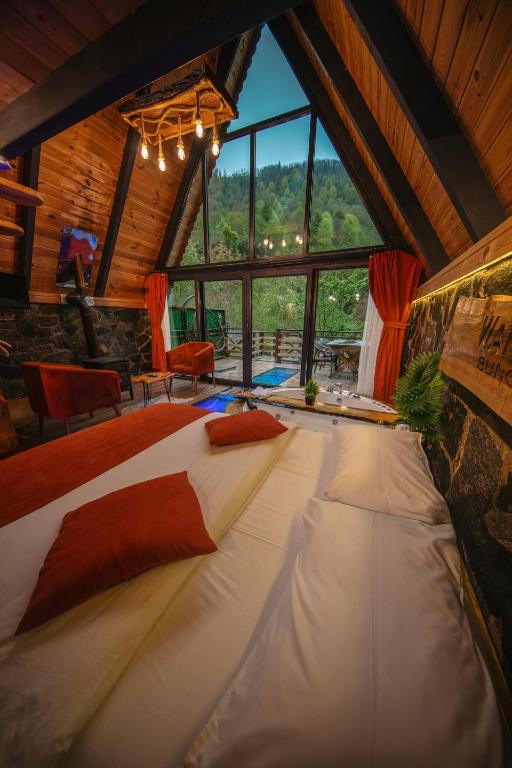 Waterfall suit bungalov