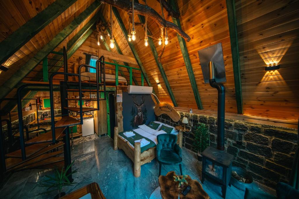 Waterfall suit bungalov
