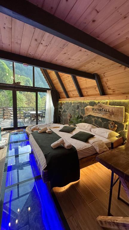 Waterfall suit bungalov