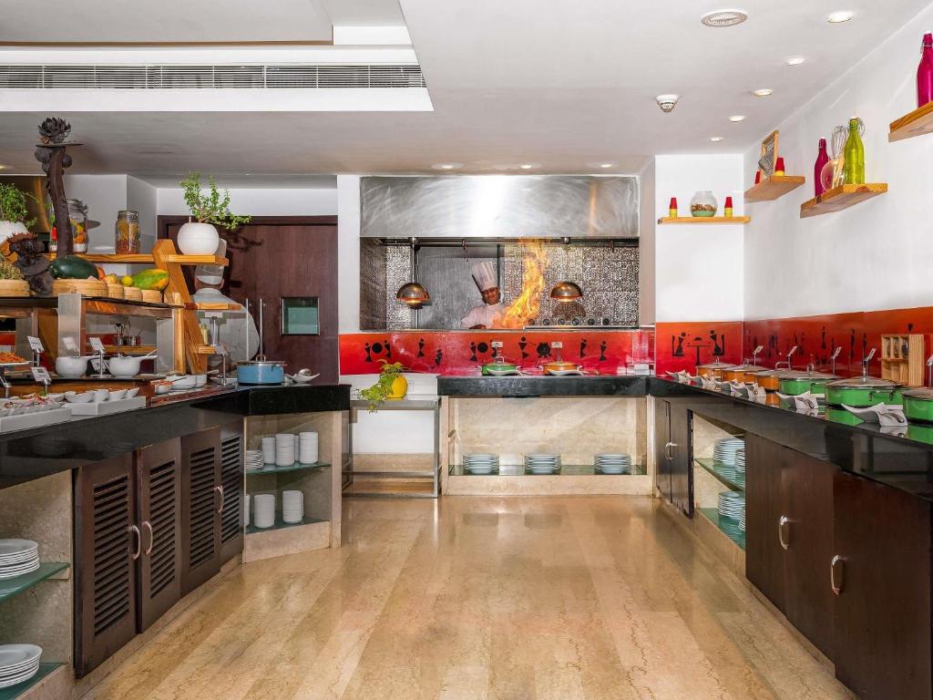 Mercure Hyderabad KCP Banjara Hills, An Accor Hotel 