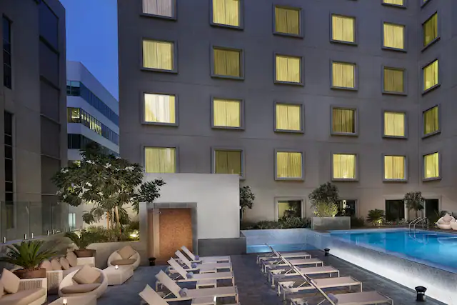 Hilton Garden Inn Dubai, Mall Avenue