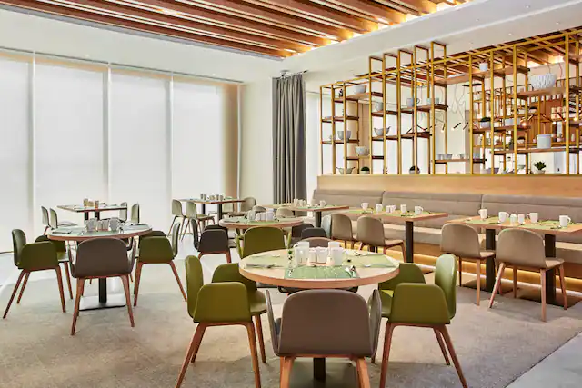 Hilton Garden Inn Dubai, Mall Avenue