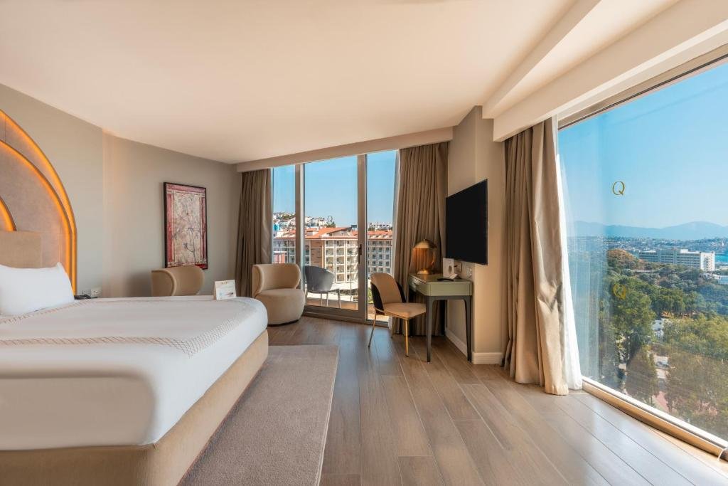 Qlusive Hotel 