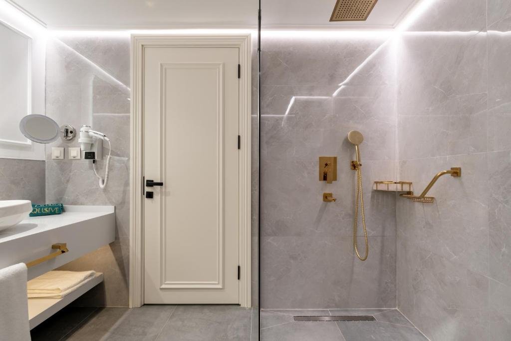 Qlusive Hotel 