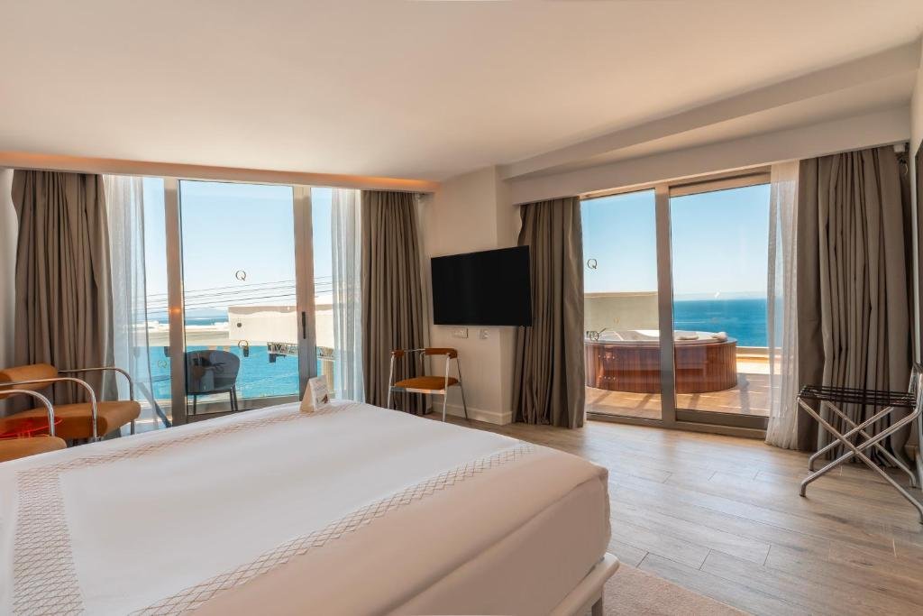 Qlusive Hotel 