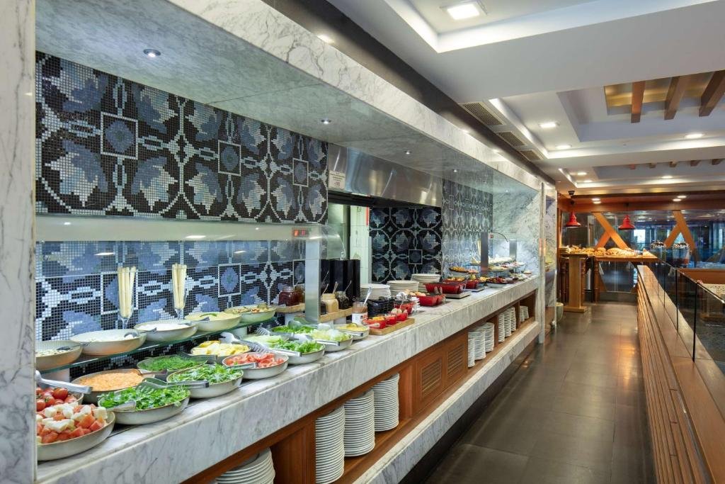 DoubleTree by Hilton Kusadasi 